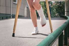 Czy badania kontrolne są konieczne przy powrocie do pracy ze złamaną nogą?