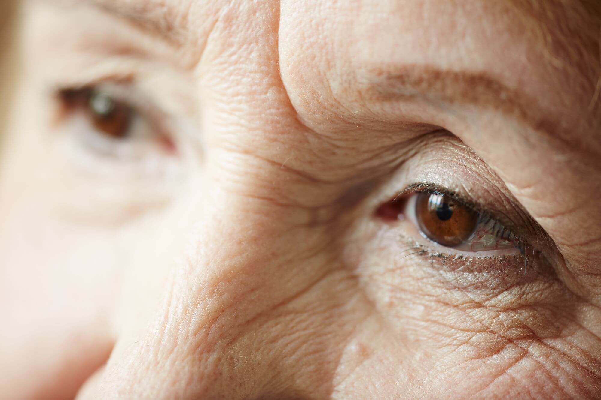 Еще вовсе человек не пожилой имевший глаза. Глаза пожилого человека. Грустное лицо пожилой женщины. Грустная пожилая женщина. Бабушка с морщинами.