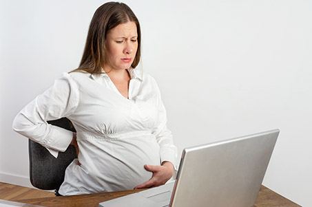 Odwieszenie działalności przed porodem a zasiłek macierzyński
