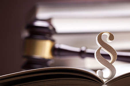Jak przeprowadzić podział nieruchomości po rodzicach - u notariusza czy w sądzie?