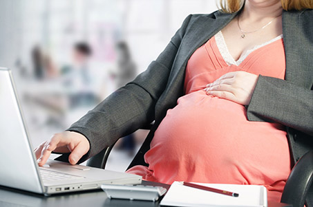 Okres próbny a przejście na płatne L4 i obowiązek powiadomienia pracodawcy o ciąży