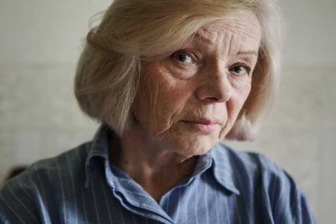 Czy komornik może ściągnąć dług od matki, żonatego syna który z nią nie mieszka?