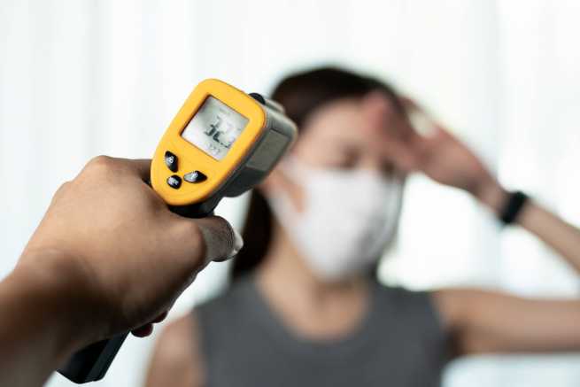 Czy urząd, szkoła lub pracodawca ma prawo mierzyć temperaturę ciała w związku z koronawirusem?