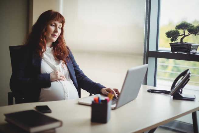 Prowadzenie firmy i praca na etacie - jaka wysokość zasiłku chorobowego i macierzyńskiego?