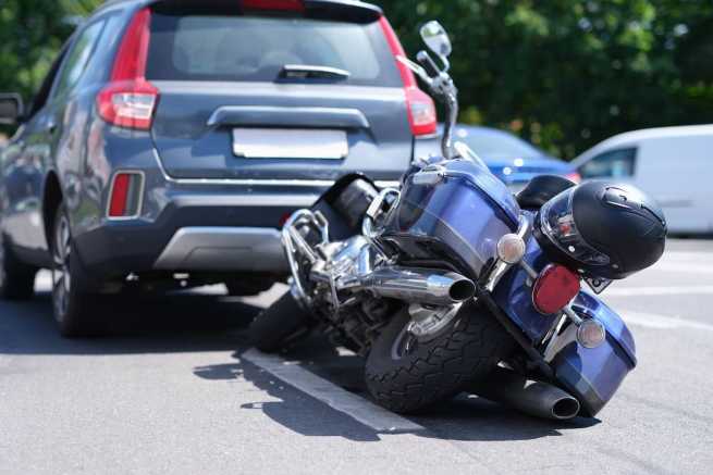 Kolizja z motocyklistą podczas skrętu w lewo - kto zawinił?