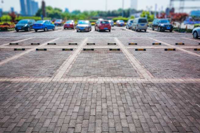 Odpowiedzialność miasta za uszkodzenie samochodu na miejskim parkingu