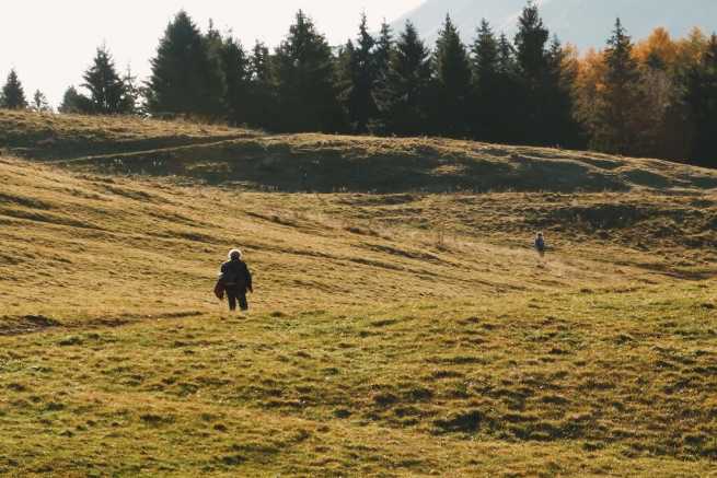 Zalewanie działki przez wodę z drogi i gruntów sąsiednich, jakie prawa przysługują właścicielowi?