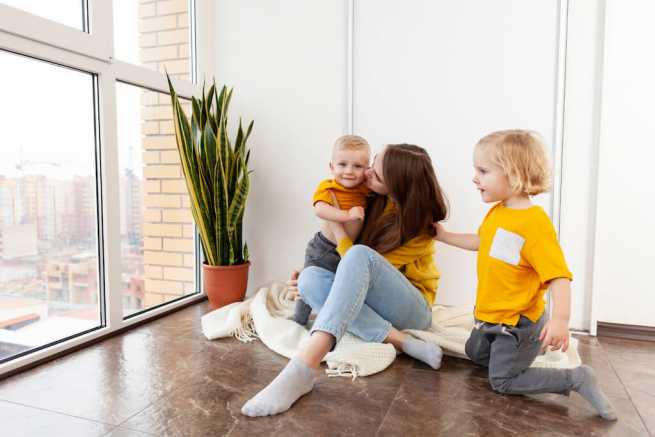 Czy przy opiece naprzemiennej sąd wyznacza jednego rodzica jako głównego opiekuna?