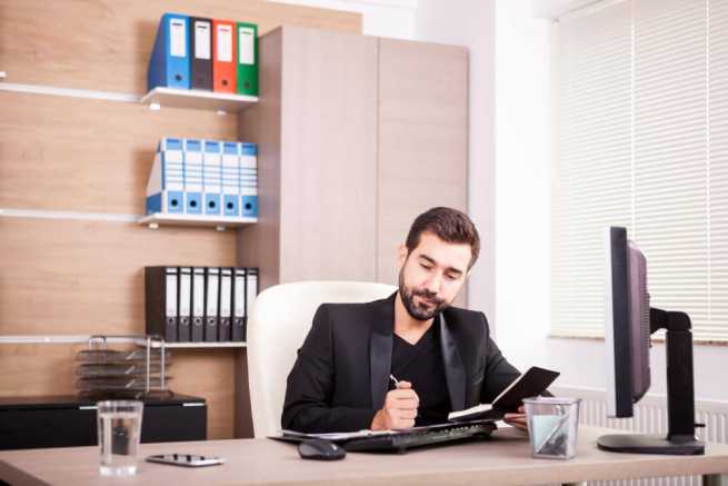 Podejrzenie nadużycia zwolnienia lekarskiego i możliwości rozwiązania umowy o pracę