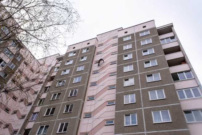 Mieszkanie przepisane z zadłużeniem, czy siostra ma prawo do połowy jego wartości?