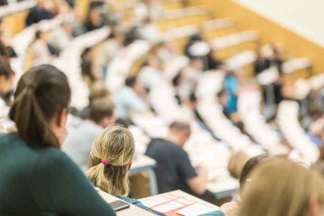 Małżeństwo na jednej uczelni, kiedy prawo pozwala, a kiedy zabrania wspólnej pracy?