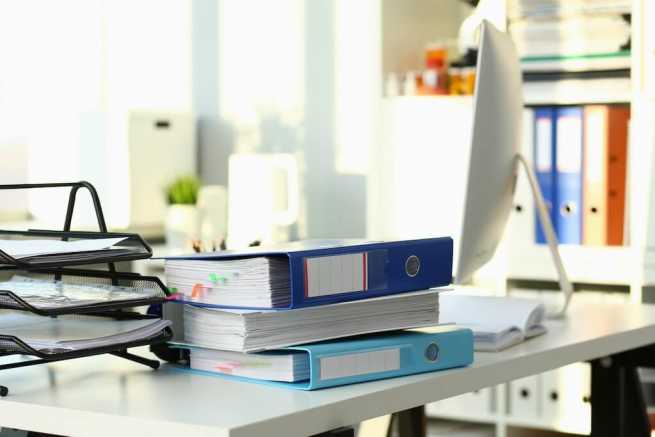 Pracownica wykorzystuje zwolnienie lekarskie i prowadzi działalność konkurencyjną, co mogę zrobić