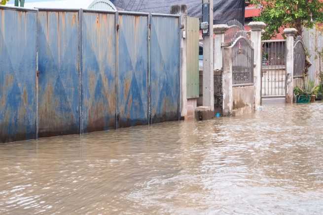 Kiedy chodnik zalewa prywatną działkę, co może zrobić właściciel?