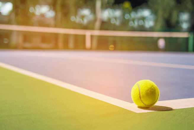 Kort tenisowy – minimalna odległość od sąsiedniej działki