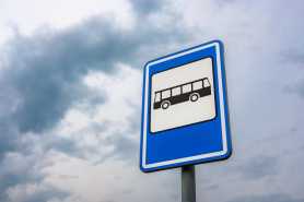 Przystanek autobusowy przy prywatnej posesji, zaśmiecanie