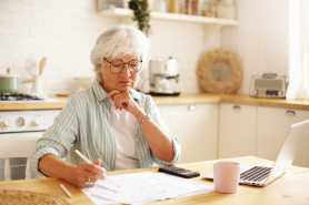 Przejście z renty na emeryturę i praca na cały etat a prawo do odprawy emerytalnej