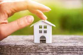 Budowa domu na gruntach rodziny - jak zabezpieczyć własność?