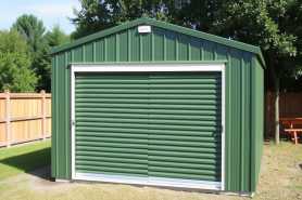 Czy mogę postawić garaż blaszany tuż przy granicy działki?