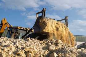 Czy sąsiad może legalnie prowadzić skład kruszyw tuż pod naszymi oknami, co można zrobić?