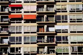 Sprzedaż mieszkania sprzed ślubu a prawa małżonka, komu należą się pieniądze?