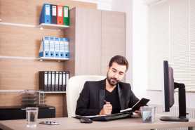 Podejrzenie nadużycia zwolnienia lekarskiego i możliwości rozwiązania umowy o pracę