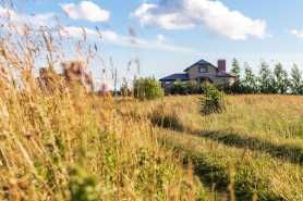 Sprzedaż nieruchomości wybudowanej przez rolnika, opodatkowanie i status sprzedającego