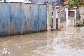 Kiedy chodnik zalewa prywatną działkę, co może zrobić właściciel?