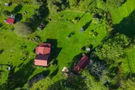 Dziedziczenie po mamie i ojczymie, co zrobić, gdy udział w nieruchomości nadal widnieje na zmarłego?