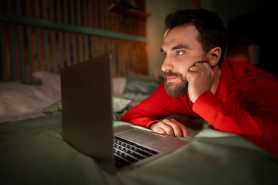 Oszustwo „na nieletnią” i fałszywe wezwanie do zapłaty: jak bezpiecznie wyjść z internetowego szantażu po rozmowie o seksie?