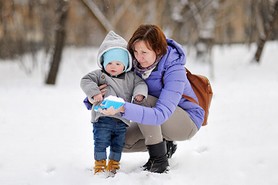 Zasiłek na samotną matkę a alimenty